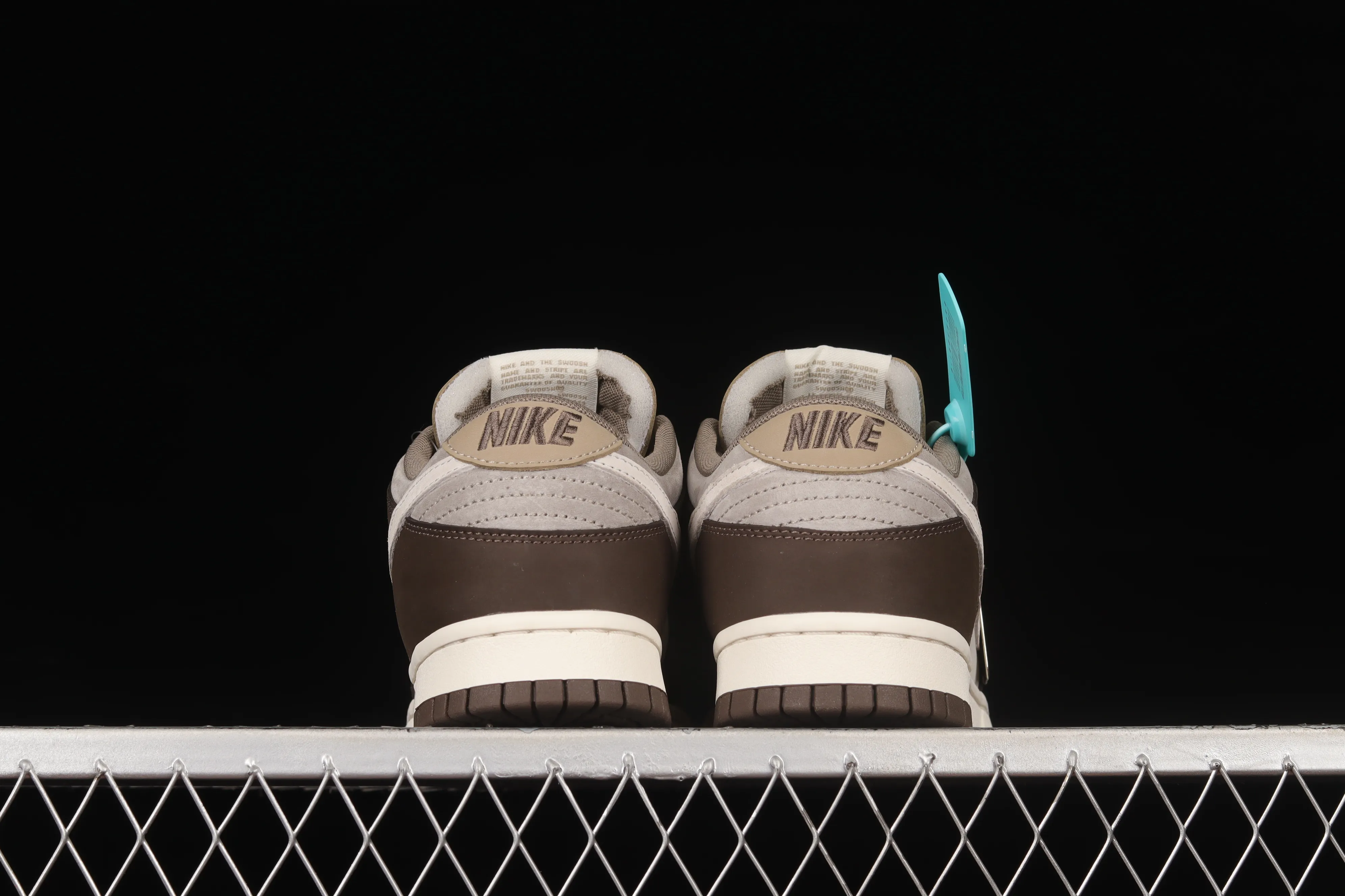 All Categories Nk SB Dunk Series Nk SB Dunk Low Low-top sneakers F version Otomo Katsuhiro x NK SB Dunk Low "Steamboy OST" Otomo Katsuhiro co-branded SB low-top sports and leisure sneakers LF0039-001